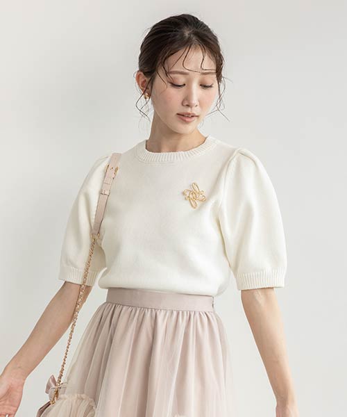 【SALE】モノグラムブローチ付ニットトップス