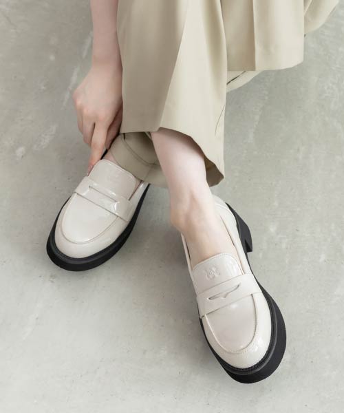 モノグラムエンボスラウンドトゥローファー